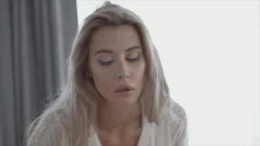 Bu video seksi erotik iç çamaşırlı güzel bir kızı gösteriyor. Yavaş çekimde 8K çözünürlükte.