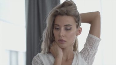 Bu video seksi erotik iç çamaşırlı güzel bir kızı gösteriyor. Yavaş çekimde 8K çözünürlükte.