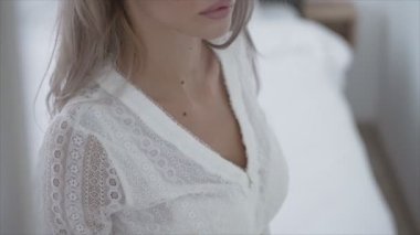 Bu video seksi erotik iç çamaşırlı güzel bir kızı gösteriyor. Yavaş çekimde 8K çözünürlükte.