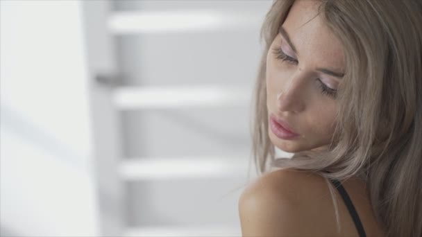 Este Vídeo Mostra Uma Linda Garota Lingerie Erótica Sexy Câmera — Vídeo de Stock