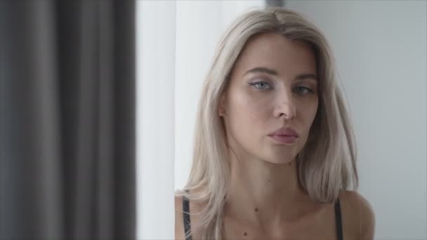 Video Seksi Erotik Çamaşırlı Güzel Bir Kızı Gösteriyor Yavaş Çekimde — Stok video