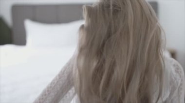 Bu video seksi erotik iç çamaşırlı güzel bir kızı gösteriyor. Yavaş çekimde 8K çözünürlükte.