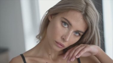 Bu video seksi erotik iç çamaşırlı güzel bir kızı gösteriyor. Yavaş çekimde 8K çözünürlükte.