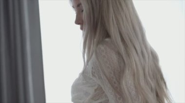 Bu video seksi erotik iç çamaşırlı güzel bir kızı gösteriyor. Yavaş çekimde 8K çözünürlükte.