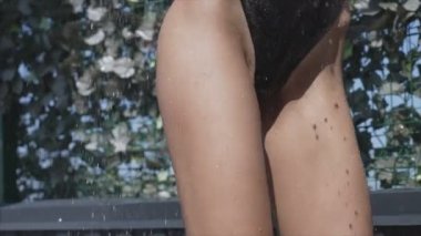 Bu yavaş çekim videosu, seksi bir kadını 8K çözünürlükte duş alırken gösteriyor.