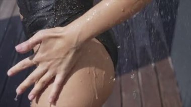 Bu yavaş çekim videosu, seksi bir kadını 8K çözünürlükte duş alırken gösteriyor.