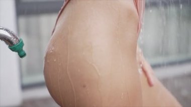 Bu yavaş çekim videosu, seksi bir kadını 8K çözünürlükte duş alırken gösteriyor.