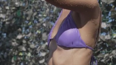 Bu yavaş çekim videosu, seksi bir kadını 8K çözünürlükte duş alırken gösteriyor.