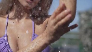 Bu yavaş çekim videosu, seksi bir kadını 8K çözünürlükte duş alırken gösteriyor.
