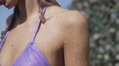 Bu yavaş çekim videosu, seksi bir kadını 8K çözünürlükte duş alırken gösteriyor.