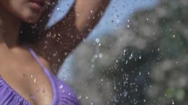 Bu yavaş çekim videosu, seksi bir kadını 8K çözünürlükte duş alırken gösteriyor.