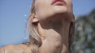 Bu yavaş çekim videosu, seksi bir kadını 8K çözünürlükte duş alırken gösteriyor.