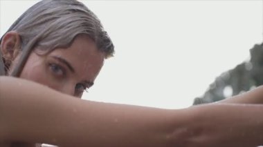 Bu yavaş çekim videosu, seksi bir kadını 8K çözünürlükte duş alırken gösteriyor.