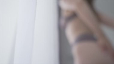Bu video erotik seksi iç çamaşırlı bir kadını gösteriyor. Ağır çekimde 8K çözünürlükte.