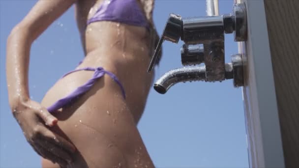 Este Video Cámara Lenta Muestra Una Mujer Sexy Tomando Una — Vídeo de stock