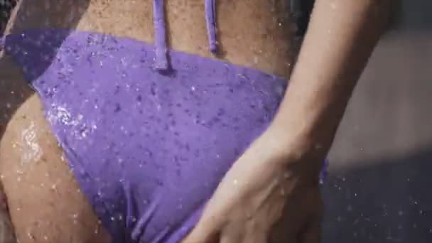 Відео Повільним Рухом Акцій Показує Сексуальну Жінку Яка Приймає Душ — стокове відео