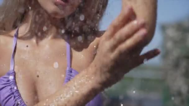 这个股票慢动作视频显示一个性感的女人正在用8K分辨率洗澡 — 图库视频影像