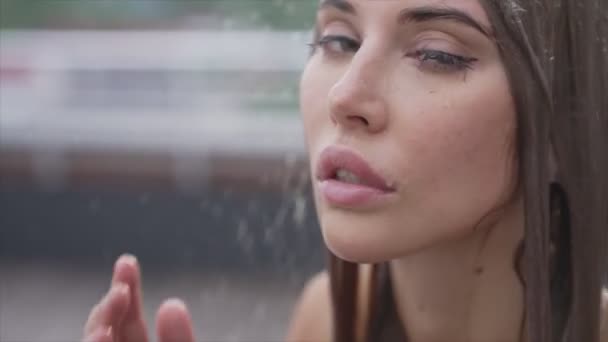 Este Video Cámara Lenta Muestra Una Mujer Sexy Tomando Una — Vídeo de stock