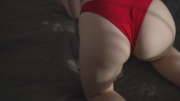 这个库存视频显示一个女人在色情性感内衣 慢动作在8K分辨率 — 图库视频影像