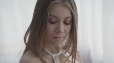 Bu video erotik seksi iç çamaşırlı bir kadını gösteriyor. Ağır çekimde 8K çözünürlükte.