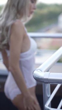 Bu video erotik seksi iç çamaşırlı, ağır çekimde bir kızı gösteriyor.