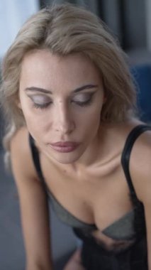 Bu video erotik seksi iç çamaşırlı, ağır çekimde bir kızı gösteriyor.