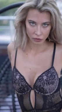 Bu video erotik seksi iç çamaşırlı, ağır çekimde bir kızı gösteriyor.