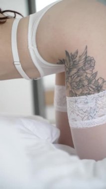 Bu borsa videosu erotik seksi iç çamaşırlı bir kızı gösteriyor.