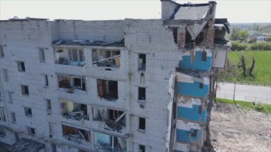 Bu video, Ukrayna 'daki savaşın sonucunu gösteriyor. Borodyanka, Bucha' da 8K çözünürlüklü bir yerleşim yeri.