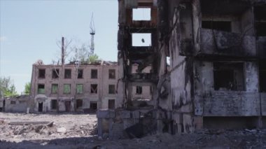Bu video, Ukrayna 'daki savaşın sonucunu gösteriyor. Borodyanka, Bucha' da 8K çözünürlüklü bir yerleşim yeri.
