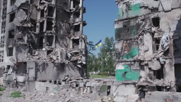 Denna Video Visar Efterdyningarna Kriget Ukraina Förstörd Bostadshus Borodyanka Bucha — Stockvideo