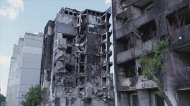 Bu video, Ukrayna 'daki savaşın sonucunu gösteriyor. Borodyanka, Bucha' da 8K çözünürlüklü bir yerleşim yeri.