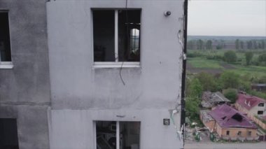 Bu video, Ukrayna 'daki savaşın sonucunu gösteriyor. Borodyanka, Bucha' da 8K çözünürlüklü bir yerleşim yeri.