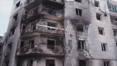 Bu video, Ukrayna 'daki savaşın sonucunu gösteriyor. Borodyanka, Bucha' da 8K çözünürlüklü bir yerleşim yeri.