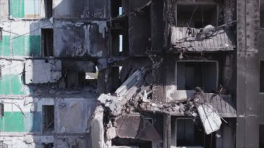 Bu video, Ukrayna 'daki savaşın sonucunu gösteriyor. Borodyanka, Bucha' da 8K çözünürlüklü bir yerleşim yeri.