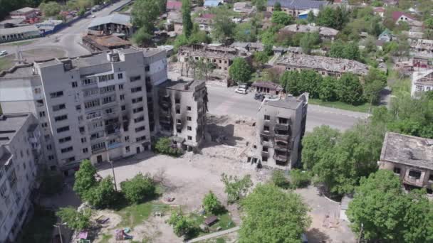 このストックビデオは ウクライナでの戦争の余波を示しています 8K解像度のブチャ地区ボロディアンカの破壊された住宅ビル — ストック動画