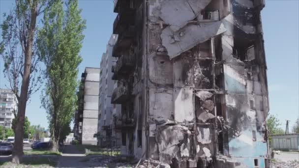 このストックビデオは ウクライナでの戦争の余波を示しています 8K解像度のブチャ地区ボロディアンカの破壊された住宅ビル — ストック動画