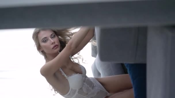 Deze Stock Verticale Video Toont Een Meisje Erotische Sexy Lingerie — Stockvideo