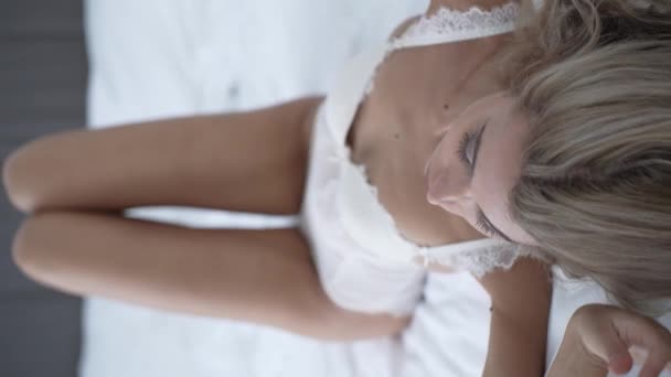 Стокове Вертикальне Відео Показує Дівчину Еротичній Сексуальній Білизні — стокове відео