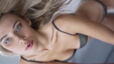 Bu borsa videosu erotik seksi iç çamaşırlı bir kızı gösteriyor.