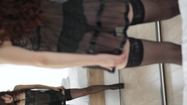 Bu video erotik seksi iç çamaşırlı, ağır çekimde bir kızı gösteriyor.