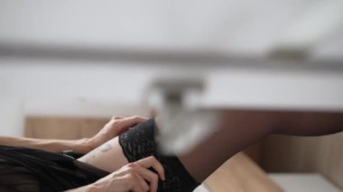 Bu video erotik seksi iç çamaşırlı, ağır çekimde bir kızı gösteriyor.