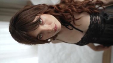 Bu video erotik seksi iç çamaşırlı, ağır çekimde bir kızı gösteriyor.