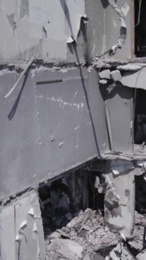 Bu stok dikey video, Borodyanka, Bucha bölgesinde gri, renksiz, düz bir bina gösteriyor.