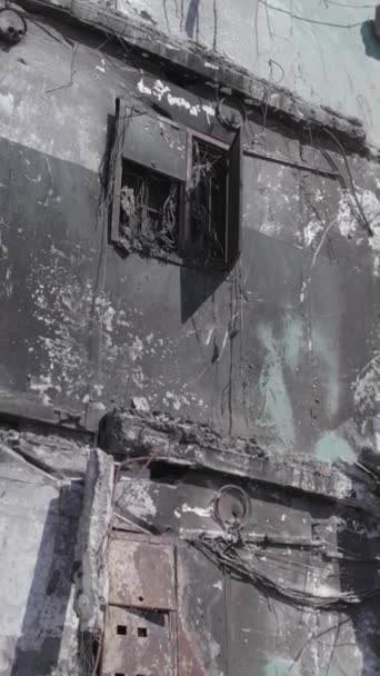 这盘股票的垂直视频显示了一个被毁的住宅建筑在博罗丹卡 布查区 没有颜色 — 图库视频影像