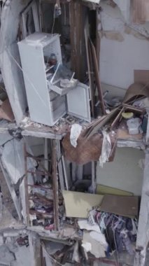 Bu stok dikey video, Borodyanka, Bucha bölgesinde gri, renksiz, düz bir bina gösteriyor.