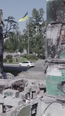 Bu stok dikey video, Borodyanka, Bucha bölgesinde gri, renksiz, düz bir bina gösteriyor.