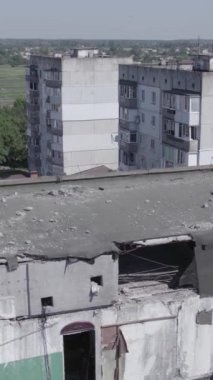 Bu stok dikey video, Borodyanka, Bucha bölgesinde gri, renksiz, düz bir bina gösteriyor.