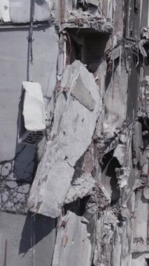 Bu stok dikey video, Borodyanka, Bucha bölgesinde gri, renksiz, düz bir bina gösteriyor.