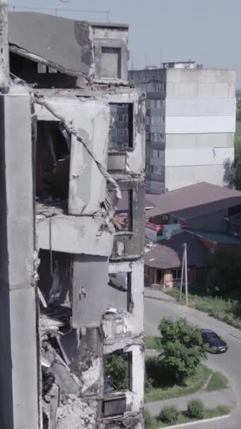 화면은 산카의 파괴된 주거용 건물을 줍니다 평평하지 — 비디오